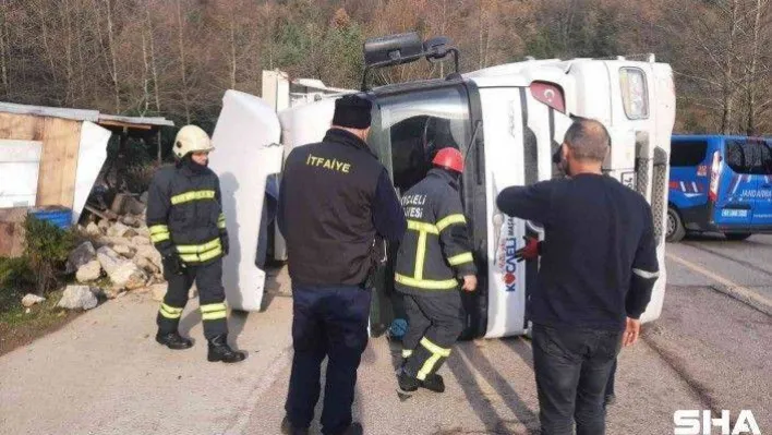 Kocaeli'de tır devrildi, sıkışan sürücüyü itfaiye ekipleri çıkardı