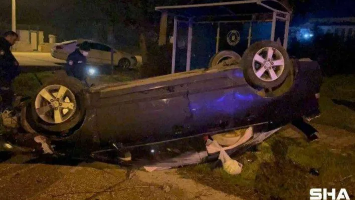 Kontrolden çıkan otomobil Adliye'nin önünde takla attı, sürücü olay yerinden kaçtı