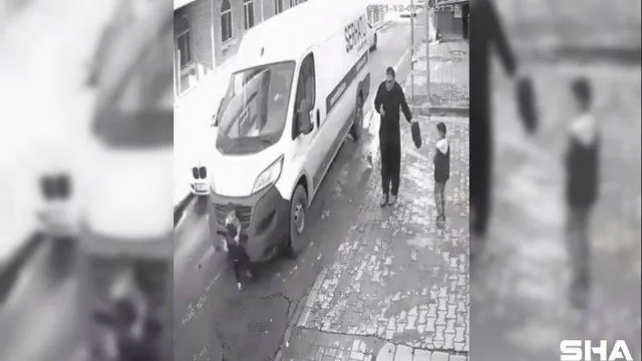 Küçükçekmece'de minibüsün çocuğun üzerinden geçme anı kamerada