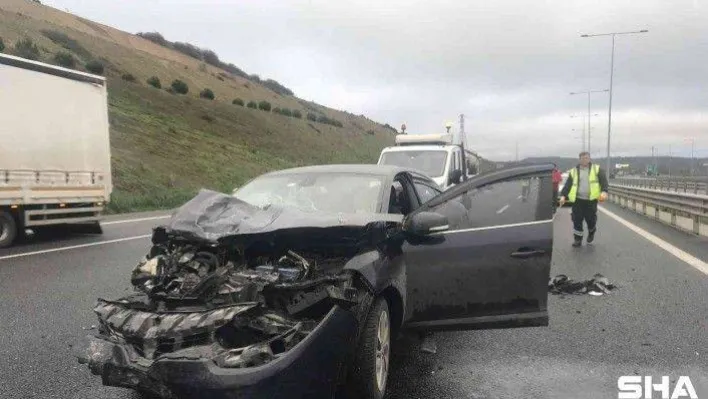 Kuzey Marmara Otoyolunda otomobil hafif ticari araca arkadan çarptı, 2 kişi yaralandı