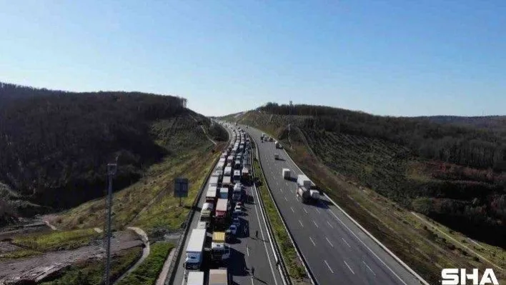 Kuzey Marmara'da Otoyolu'nda tır bariyerleri biçti, 4 şerit trafiğe kapatıldı