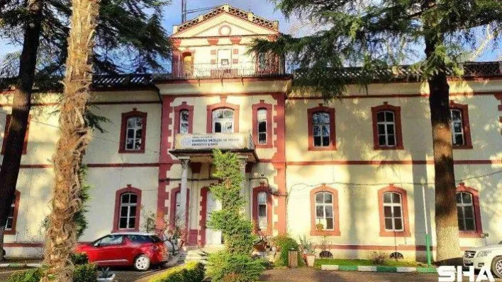 Lisede öğrenciler keçi sağıp, tavuk bakıyor