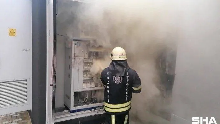 Mahalleyi besleyen trafo patlayıp alev alev yandı