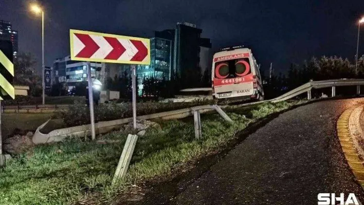 Maltepe'de önüne otomobil çıkan ambulans bariyeri aşıp yoldan çıktı