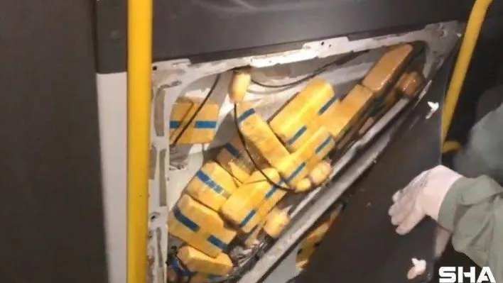 Minibüsün kapısına zulananan 26 kilo eroini narkotik köpeği 'Talisca' buldu
