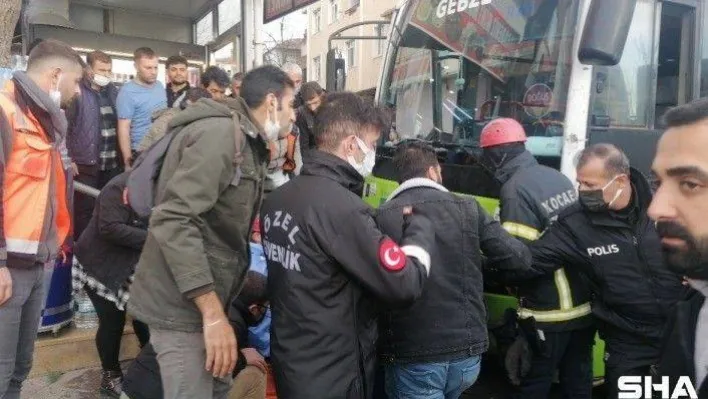 Otobüs durağa çarptı, bekleyen yolcular altında kaldı: 3 yaralı