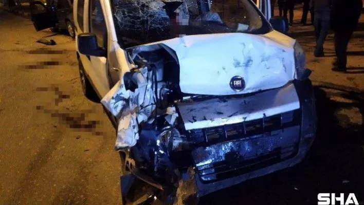 Otomobil ile hafif ticari aracın çarpıştığı kaza kamerada