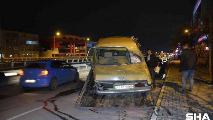 Otomobil park halindeki tıra çarptı: 2 yaralı