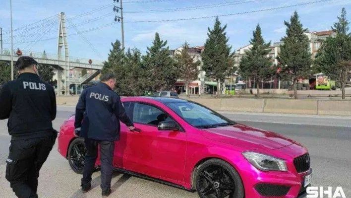 Otostopla bindikleri milyonluk otomobilde büyük şok yaşadılar