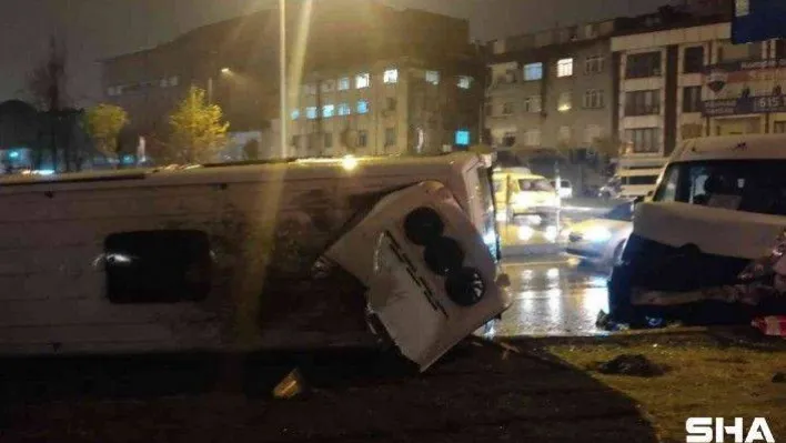(ÖZEL) Gaziosmanpaşa'da iki servis minibüsü çarpıştı: 1 yaralı