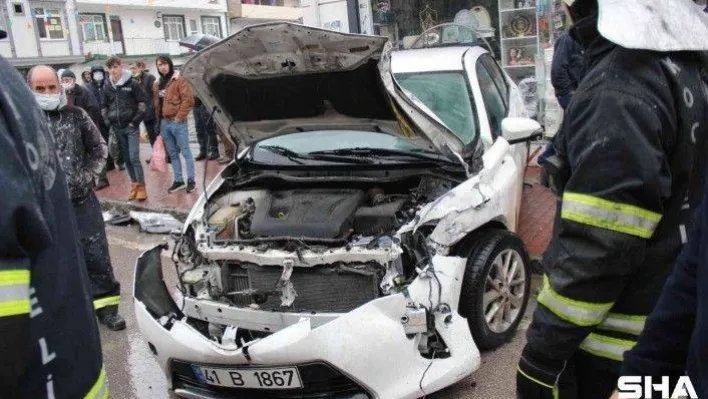 Özel halk otobüsü ile otomobil çarpıştı: 4 yaralı