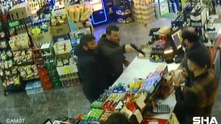 (Özel) İstanbul'da dehşet anları: Veresiye alkol vermeyen kasiyere ürün fırlatıp silah doğrulttu