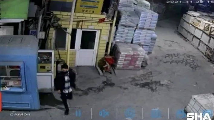 (Özel) İstanbul'da güpegündüz oto hırsızlığı: Babası haberlerde gördüğü oğlunu yakalattı