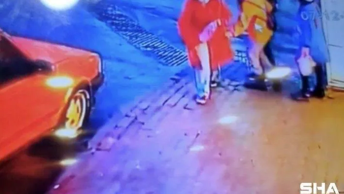 (Özel) İstanbul'da vatandaşın kabusu yankesici çetesi suçüstü yakalandı: O anlar kamerada