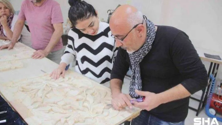 (Özel) Kaybolan meslek ahşap oymacılığının inceliklerini öğreniyorlar