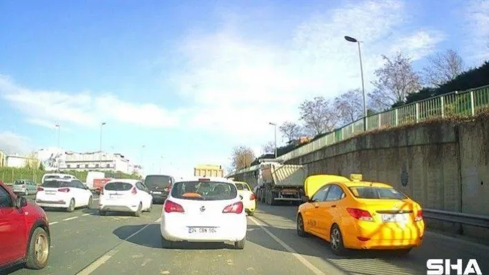 (Özel) Şişli'de arıza yapan taksi kaputu açık yoluna devam etti