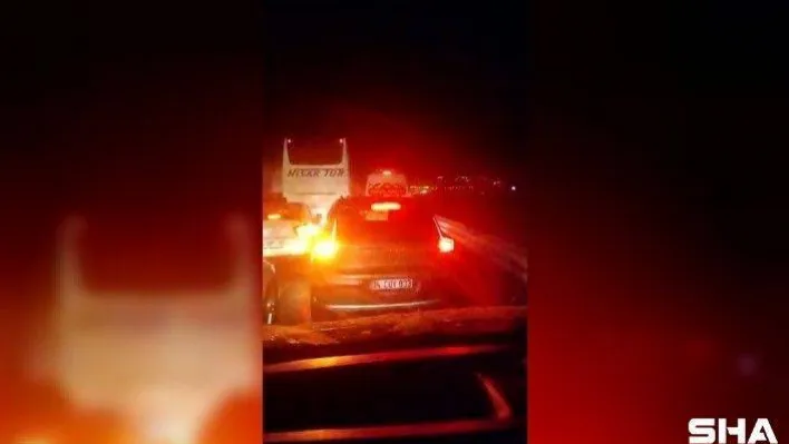 Pendik'te emniyet şeridini kullanan araçlar ambulansa geçit vermedi