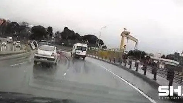 Pendik'te refüje çıkan araç savrulup bariyerlere çarptı