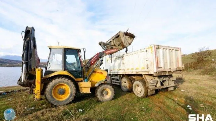 Piknikçilerin pisliğini kamyonlar ve kepçeler zor taşıdı