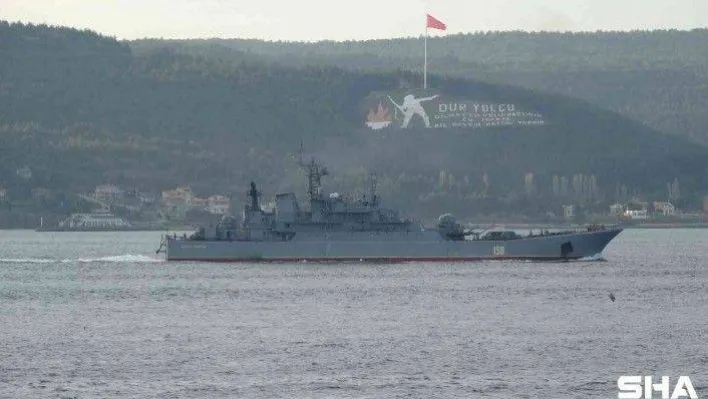 Rus savaş gemisi 'Caesar Kunikov' Çanakkale Boğazı'ndan geçti