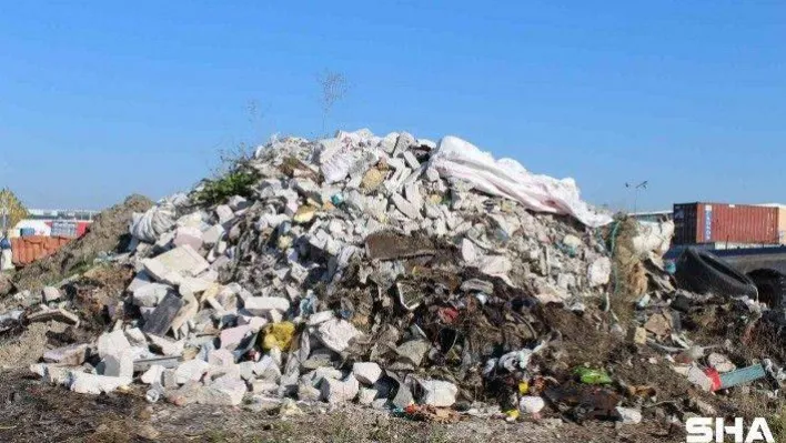 Sanayide aylardır toplanmayan çöpler, adeta dağ oluşturdu