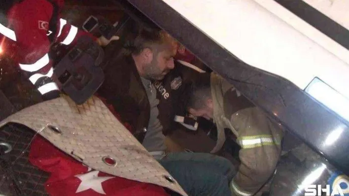 Sancaktepe'de 17 ton oksijen yüklü tanker dereye uçtu: 1 yaralı