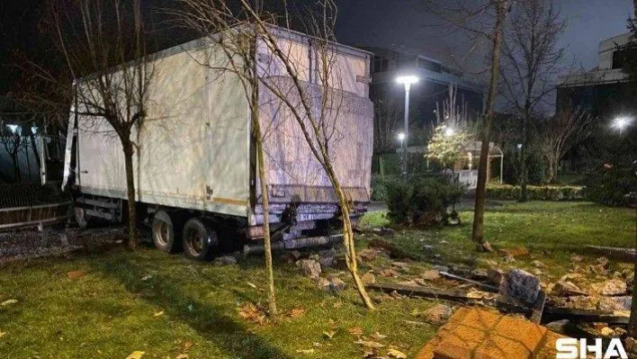 Sancaktepe'de freni boşalan kamyon önce otobüs durağına ardından parka girdi