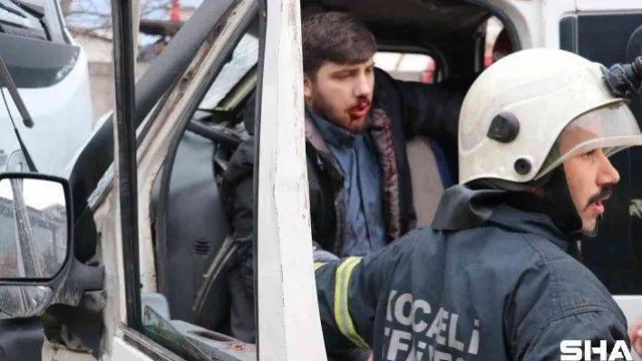 Servis minibüsü temizlik kamyonu ile çarpıştı: 8 yaralı