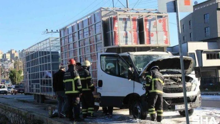 Seyir halindeki kamyonetin motor kısmı yandı