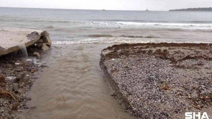 Simsiyah akan derenin Marmara'ya aktığı anlar görüntülendi