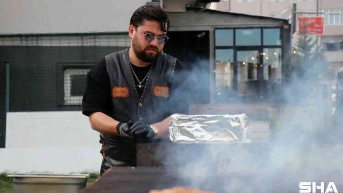 Sokak hayvanlarının görülmeye değer hamburger keyfi