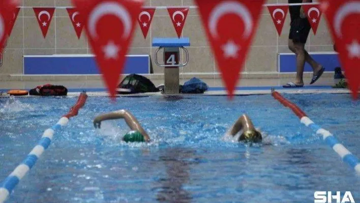 Su korkusu ile başladığı yüzmede milli takımı hedefliyor