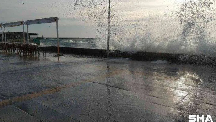 Tekirdağ'da şiddetli lodos: Dev dalgalar sahile akıyor