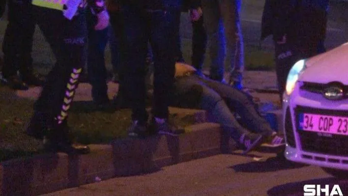 Trafik ışıklarında silahlı saldırıya uğradılar, yaralı halde 2 kilometre kaçtılar