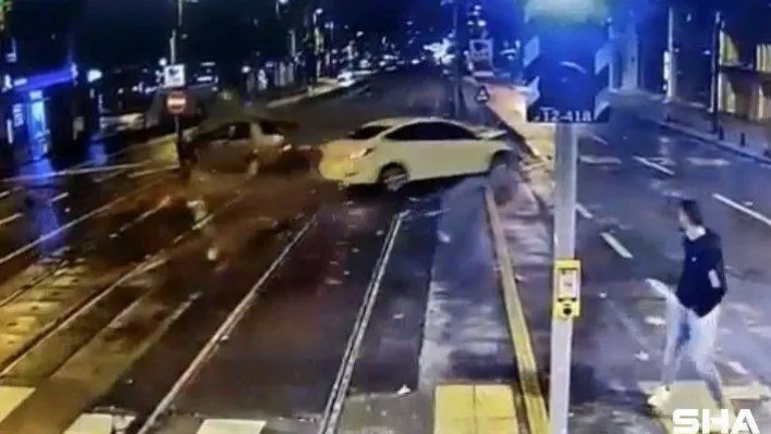 Tramvay yolunda akıl almaz kaza kamerada: Saniyelerle ölümden döndü