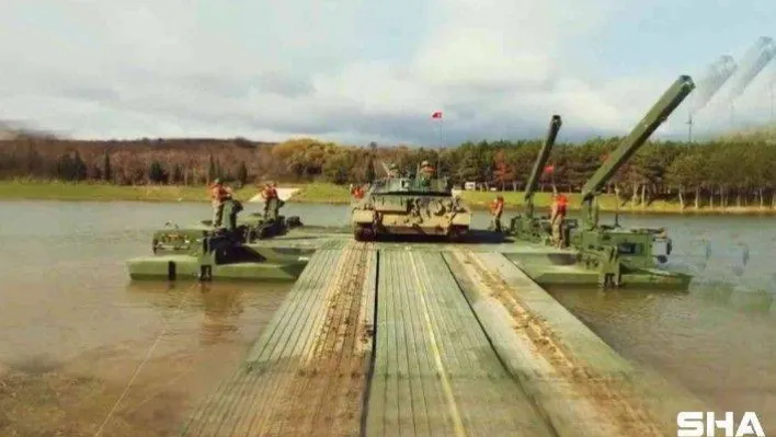 TSK'nın gösterisi nefes kesti: Askeri araçlar göletten yüzerek geçti