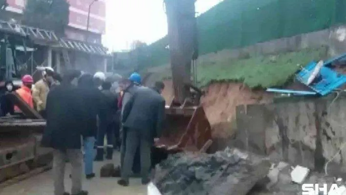 Tuzla'da bir inşaatta yapılan çalışma sırasında istinat duvarı çöktü. Bir işçi çöken duvarın altında kaldı. Duvar altında kalan işçiyi kurtarmak için çalışma başlatıldı.