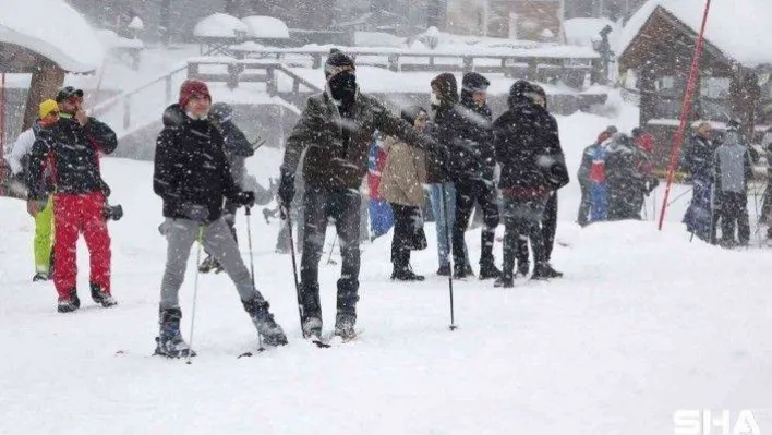 Uludağ'da hafta sonu yoğunluğu pistler doldu taştı