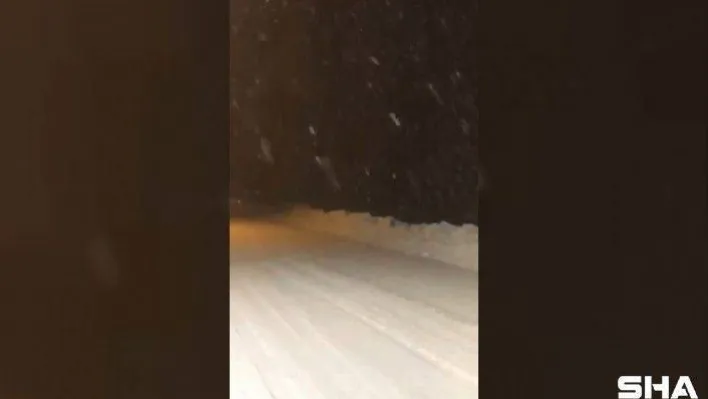 Uludağ'da şiddetini arttıran kar yolların kapanmasına neden oldu