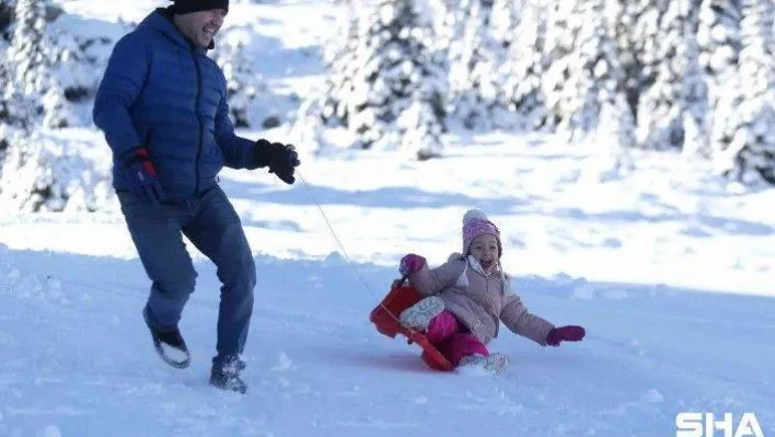 Uludağ'da turistler boş pistlerin tadını çıkardı