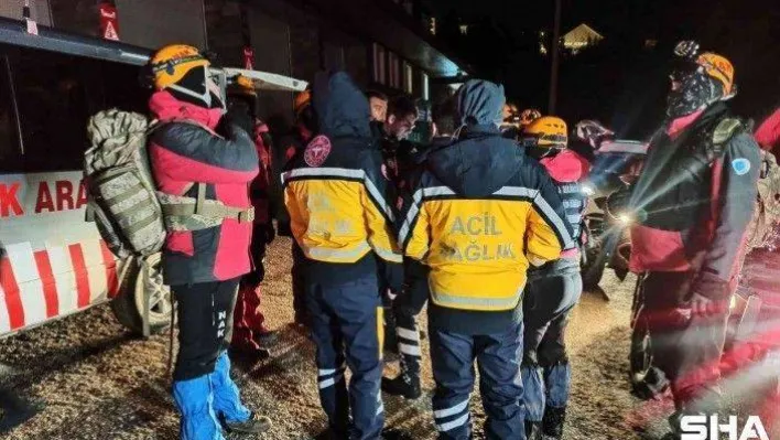 Uludağ'ın zirvesinde mahsur kalan 3 amatör dağcıya 14 saat sonra ulaşıldı