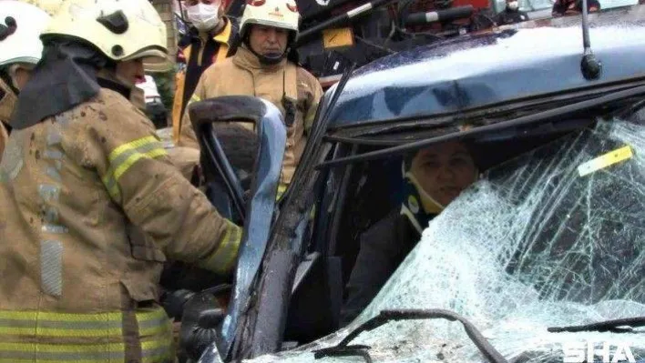 Ümraniye'de hatalı park kazası: Otomobil kamyonetin altına girdi