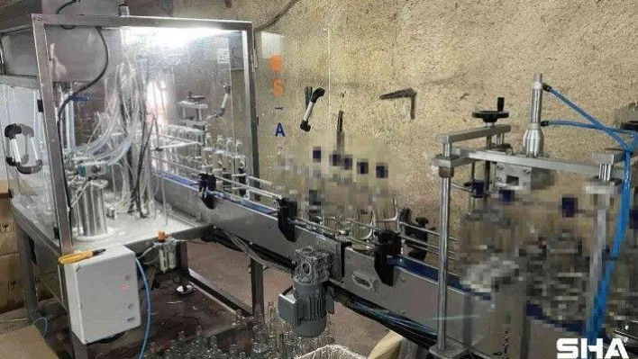 Üretim haneye çevrilen depoya polis baskını: 3 ton kaçak içki ele geçirildi