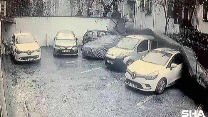 Üsküdar'da istinat duvarının araçların üzerine çökme anı kamerada