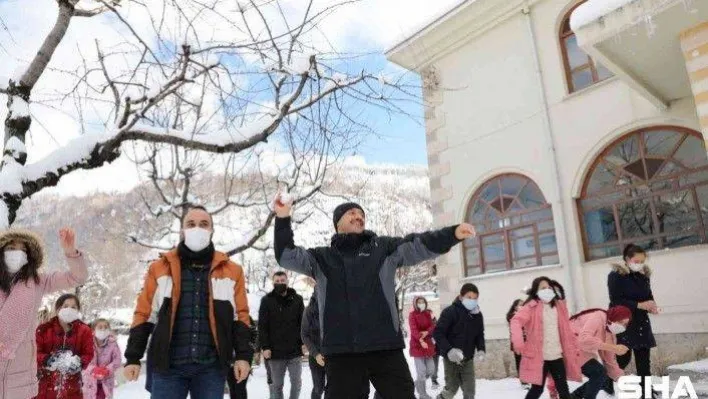 Vali öğrencilerle kartopu oynadı, ortaya renkli görüntüler çıktı