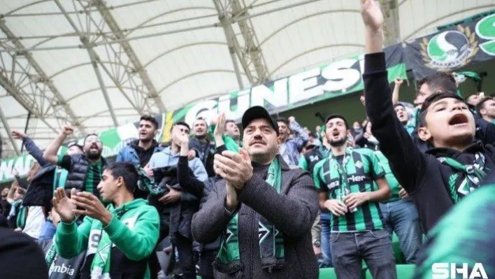 Vali tribünde taraftarla maç izledi, ortaya renkli görüntüler çıktı