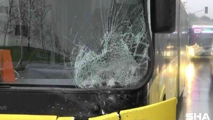 Yağışlı hava kazalara neden oldu 2 kişi yaralandı, 1 minibüs takla attı