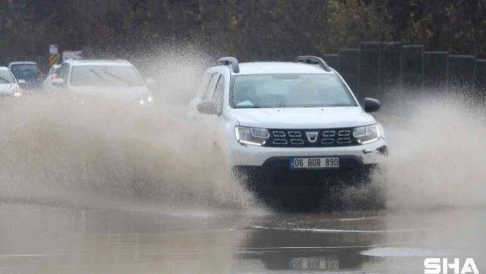 Yağmur sebebiyle göle dönen yollar trafiğe kapatıldı