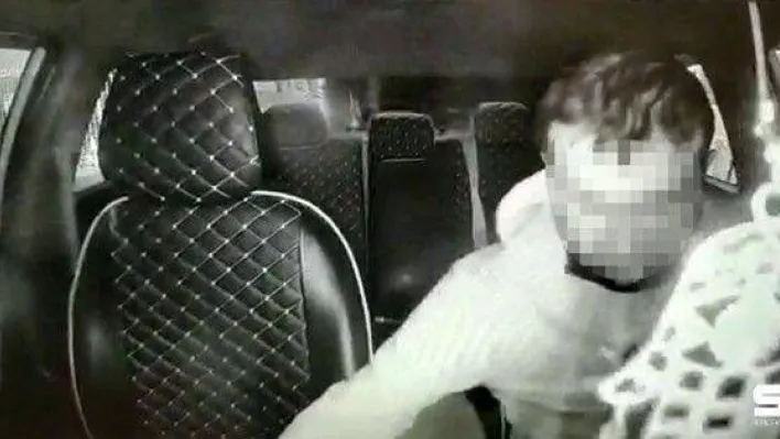 Yolcunun koltukta unuttuğu telefonu çalan taksici kamerada