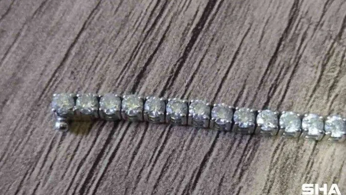 Yolda bulduğu 2 milyonluk pırlanta kolyeyi sahibine teslim etti